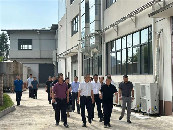 萬(wàn)州區(qū)人大常委會(huì)副主任譚方培、